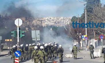 Επεισόδια μεταξύ αντιεξουσιαστών και ΜΑΤ στη Θεσσαλονίκη