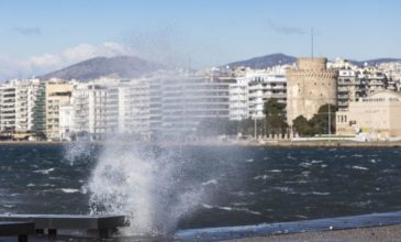 Θρίλερ στη Θεσσαλονίκη: Σορός άνδρα βρέθηκε μέσα στη θάλασσα στη Νέα Παραλία