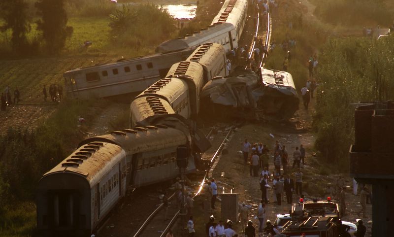 Σε «ανθρώπινο λάθος» οφείλεται η πολύνεκρη σύγκρουση τρένων στην Αίγυπτο