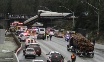 Τρένο έπεσε από γέφυρα σε αυτοκινητόδρομο στην Ουάσινγκτον