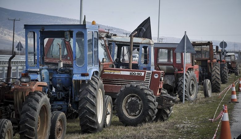 Απέκλεισαν την εθνική οδό οι αγρότες στον κόμβο της Νίκαιας