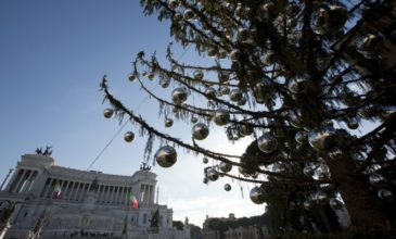 Έξαλλοι οι Ρωμαίοι με το μίζερο, νεκρό χριστουγεννιάτικο δέντρο τους