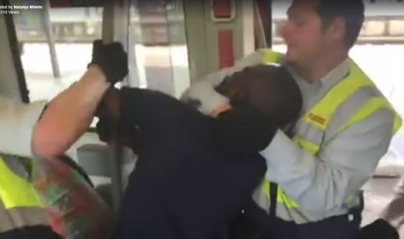 Ελεγκτές του μετρό κόντεψαν να πνίξουν επιβάτη που  δεν είχε εισιτήριο