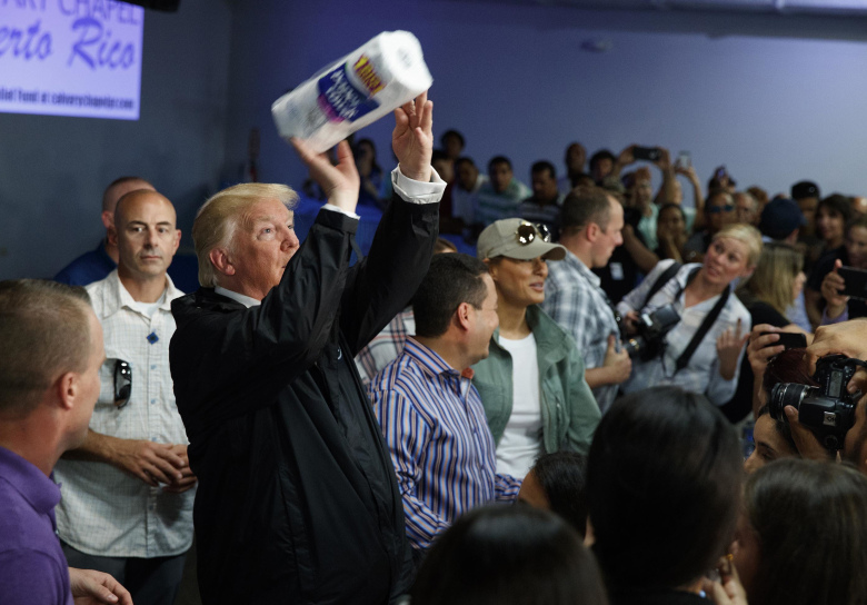 Ο Τραμπ μοίρασε στους πληγέντες του Πουέρτο Ρίκο χαρτί κουζίνας!
