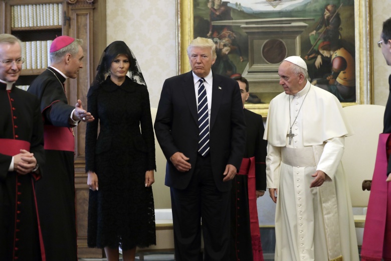 Τα 25 αμήχανα λεπτά του Ντόναλντ Τραμπ με τον Πάπα Φραγκίσκο
