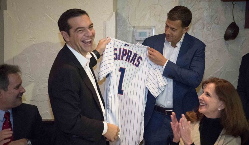 Μια φανέλα των Chicago Cubs δώρο στον Αλ. Τσίπρα