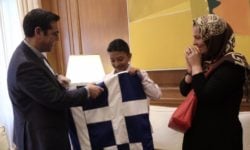 Μια ελληνική σημαία χάρισε ο Αλ. Τσίπρας στον μικρό Αμίρ