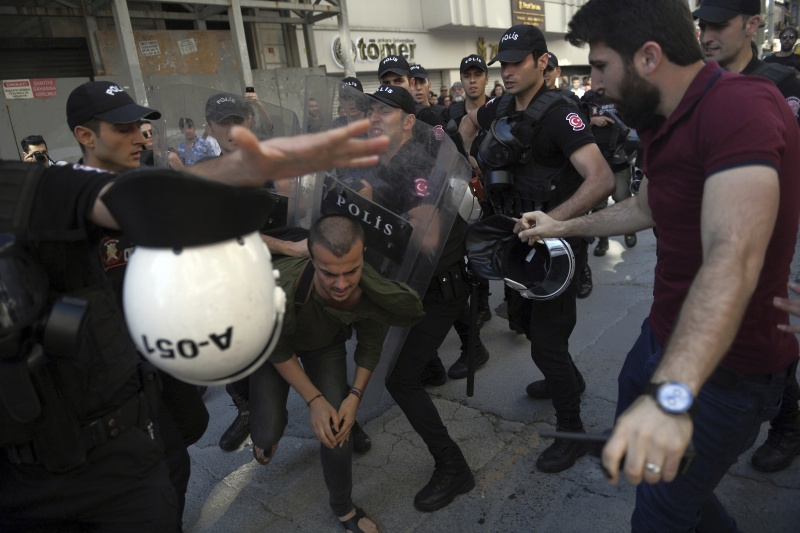 Κωνσταντινούπολη: Πλαστικές σφαίρες κατά διαδηλωτών του gay pride