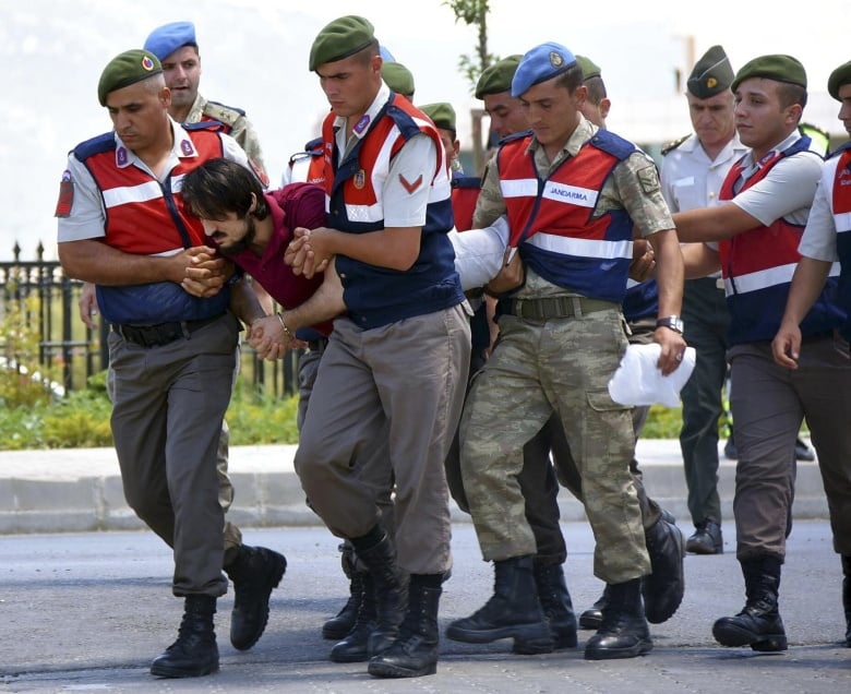 Πάνω από 1.000 άτομα υπό κράτηση στην Τουρκία λόγω πραξικοπήματος