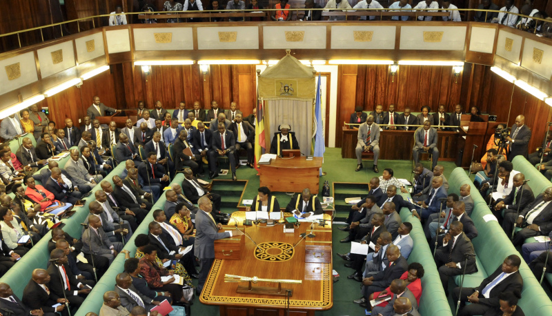 «Έβρεξε» γροθιές και ιπτάμενες καρέκλες στο κοινοβούλιο της Ουγκάντα