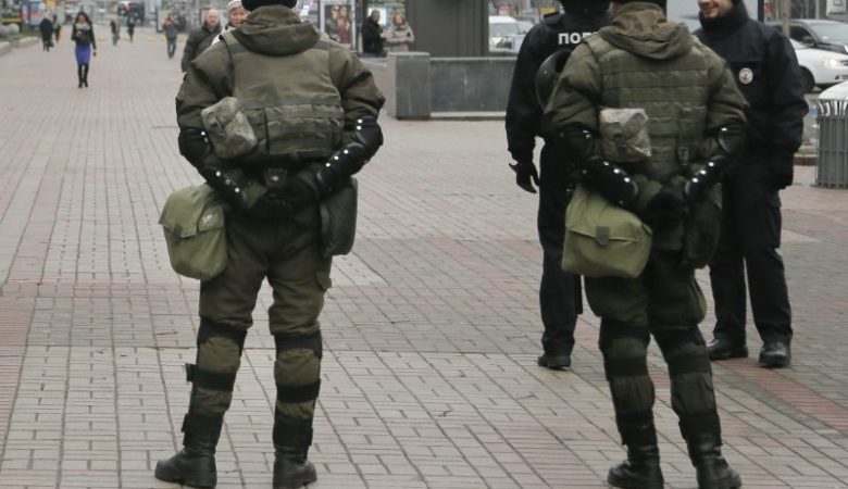 Άνδρας με χειροβομβίδα κρατά όμηρο έναν αστυνομικό στην Ουκρανία