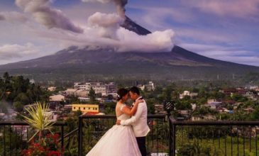 Ένας… καυτός γάμος – Ζευγάρι αντάλλαξε όρκους με φόντο έκρηξη ηφαιστείου