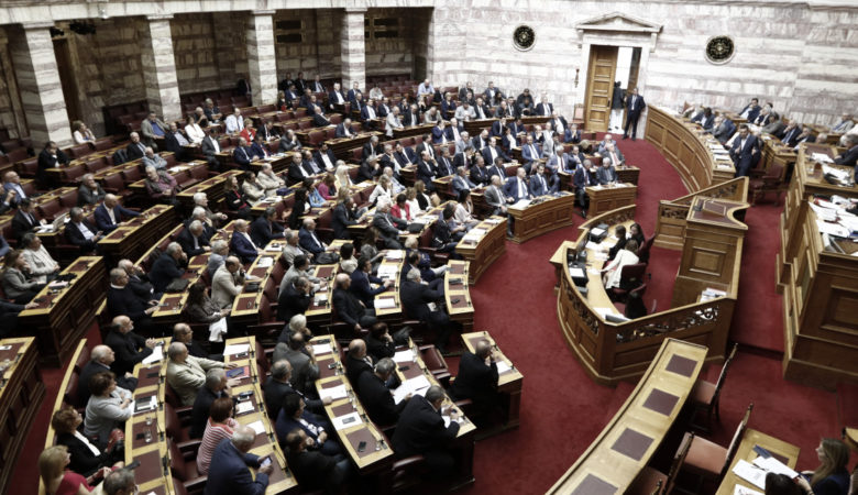 Στη Βουλή ως κατεπείγον το νομοσχέδιο για το κοινωνικό μέρισμα