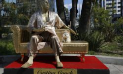 Ο Χάρβεϊ Γουάινστιν έγινε χρυσό άγαλμα με ρόμπα και καναπέ ξελογιάσματος