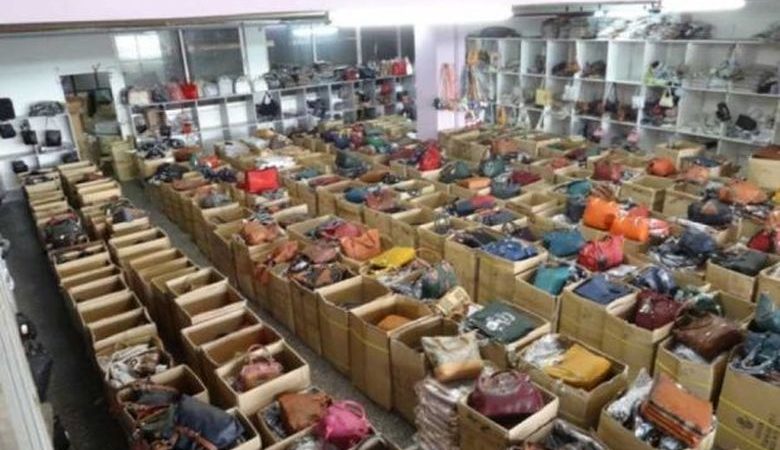 Χιλιάδες κούτες με προϊόντα «μαϊμού» εντοπίστηκαν στο τελωνείο Πειραιά