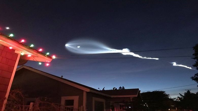 Μυστηριώδες ιπτάμενο αντικείμενο φωτίζει τον ουρανό του Λος Άντζελες