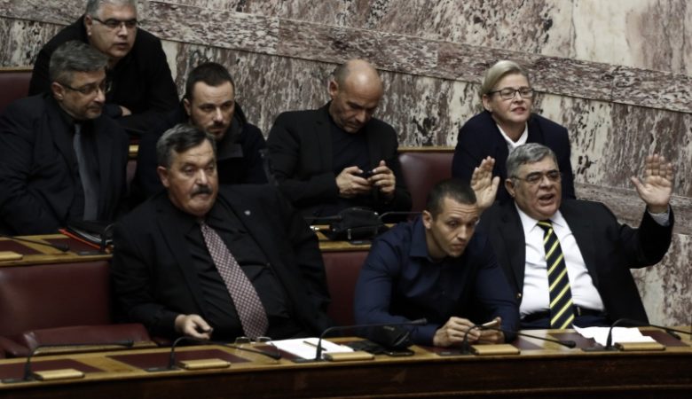 «Βράζει» η Βουλή μετά τη φραστική επίθεση Κασιδιάρη σε βουλευτή του ΣΥΡΙΖΑ