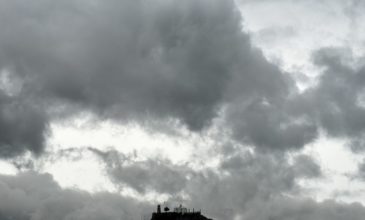 Άστατος ο καιρός της Τσικνοπέμπτης με συννεφιά, βροχές και σποραδικές καταιγίδες