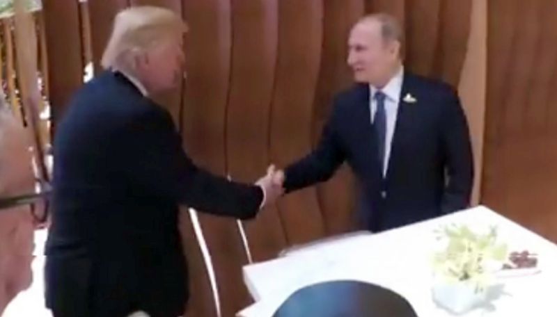 Η στιγμή που ο Πούτιν και ο Τραμπ δίνουν τα χέρια