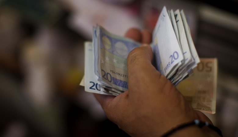 «Πάνω από τα 800 ευρώ ο κατώτατος μισθός» – Ανοιχτό το ενδεχόμενο για επίδομα στους ευάλωτους το Πάσχα