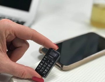 Το μικρότερο κινητό τηλέφωνο του κόσμου έχει μέγεθος αντίχειρα!