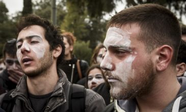 Έπεσαν χημικά σε συγκρούσεις φοιτητών και ΜΑΤ έξω από το Ζάππειο