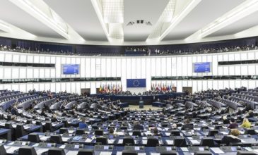 Αναβάλλει την ψηφοφορία για το Brexit το Ευρωπαϊκό Κοινοβούλιο