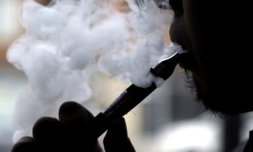 Νέα επιστημονική έρευνα αναφέρει κινδύνους από το ηλεκτρονικό τσιγάρο