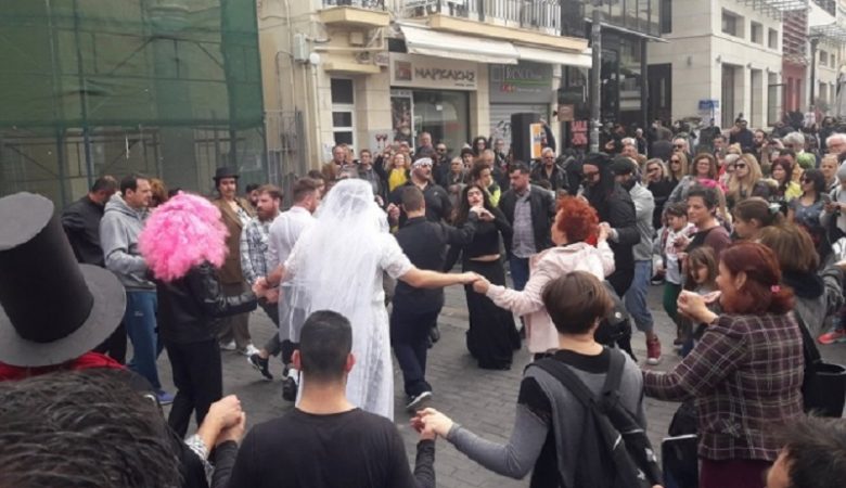 Κοσμοσυρροή στις καρναβαλικές εκδηλώσεις σε Ηράκλειο και Ρέθυμνο