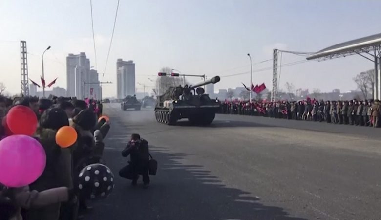 Επίδειξη δύναμης της Βόρειας Κορέας στη στρατιωτική παρέλαση