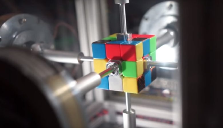 Ρομπότ έλυσε τον κύβο του Ρούμπικ σε μόλις 0,38 δευτερόλεπτα
