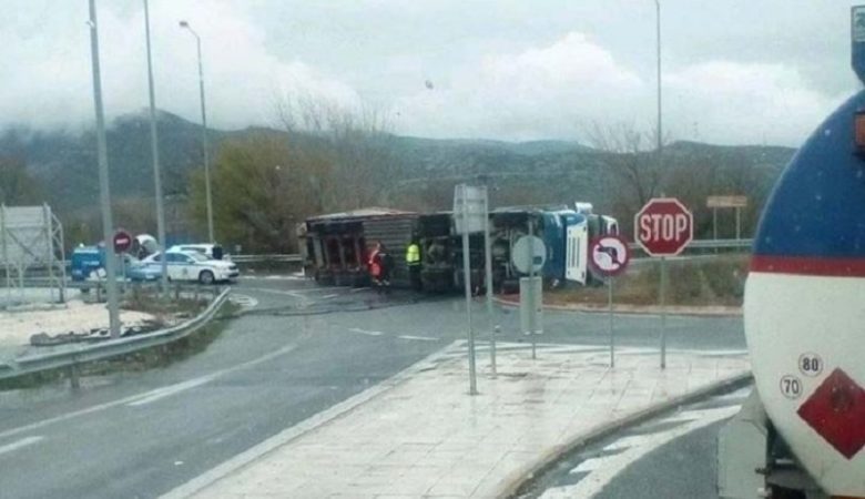 Φορτηγό ντεραπάρισε στην παλαιά εθνική οδό Λάρισας-Θεσσαλονίκης
