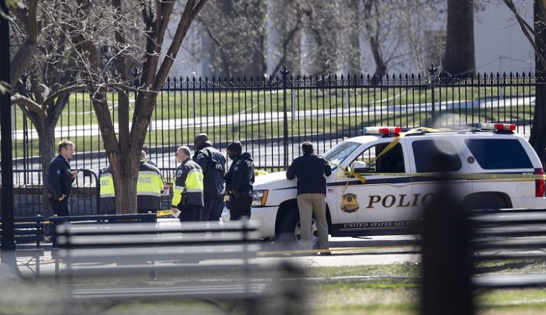 ΗΠΑ: Βαριές κατηγορίες για τον οδηγό του φορτηγού που έπεσε πάνω σε μπάρες ασφαλείας κοντά στον Λευκό Οίκο