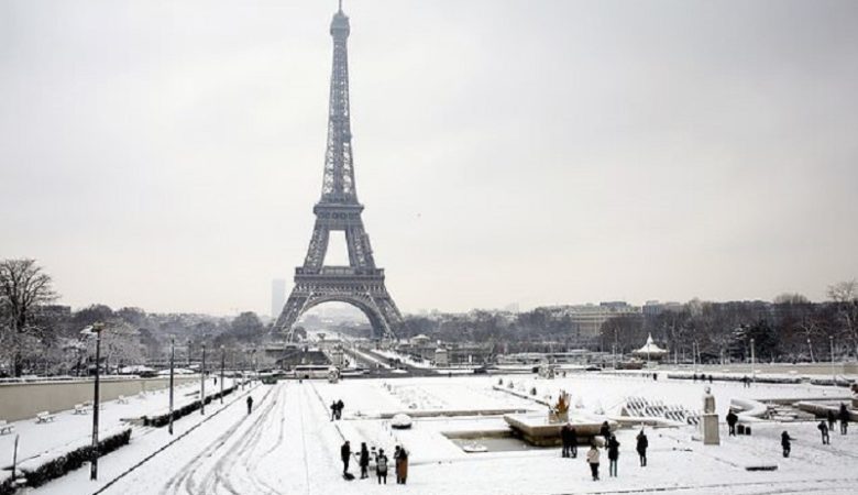 Χιόνι και παγετός έκλεισαν τον Πύργο του Άιφελ