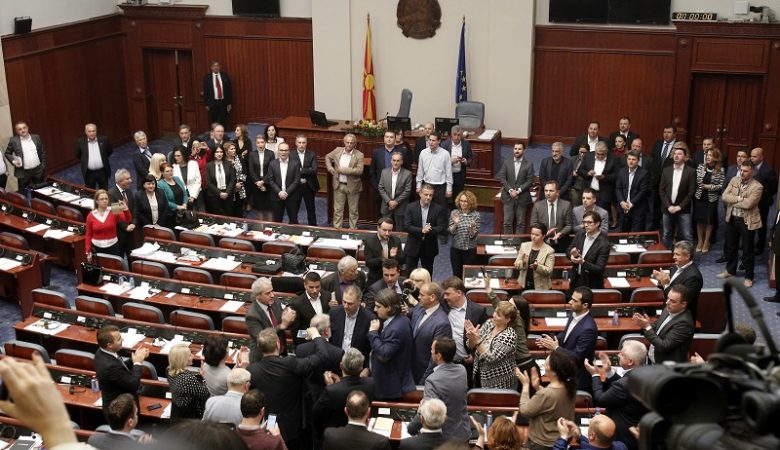 Απειλές για ταραχές και φυλάκιση τους δέχθηκαν κυβερνητικοί βουλευτές της ΠΓΔΜ