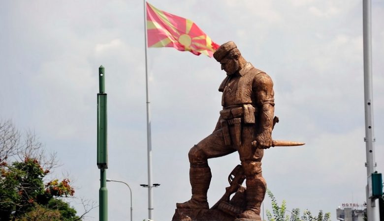 Τα Σκόπια κατεβάζουν τα προκλητικά αγάλματά τους